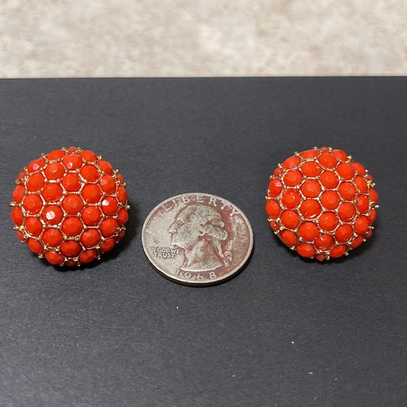 VINTAGE FAUX CORAL BUTTON POST BACK EARRINGS SET IN GOLD TONE METAL - Picture 3 of 3